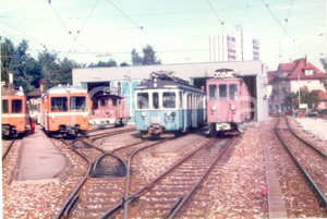 Fotografia d epoca originale 1975 ca SVIZZERA Ferrovie WYNENTAL UND SUHRENTALBAHN Locomotive in deposito Foto 1