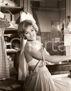 Fotografia d epoca originale 1960 ca CINEMA Attrice Perrette PRADIER durante le riprese di un film Foto 1