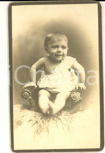 Fotografia d epoca originale 1920 ca MARSEILLE Ritratto di bambina su una seggiola Foto Lucien GAULARD 1