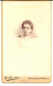 Fotografia d epoca originale 1890 ca MARSEILLE F Donna con abito a decorazioni floreali Foto OUVIERE CDV 1