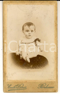Fotografia d epoca originale 1900 ca BORDEAUX F Bambino di pochi mesi su un cuscino Emile DENIS CDV 1