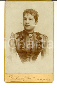 Fotografia d epoca originale 1890 ca MARSEILLE F Ritratto di giovane donna con abito ricamato Foto POUCEL 1