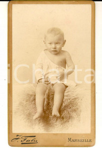 Fotografia d epoca originale 1890 ca MARSEILLE F Bambino su un pellicciotto Foto F. FABRE CDV 1