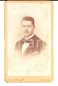 Fotografia d epoca originale 1890 ca LILLE F Ritratto maschile con cravattino fantasia Foto E.LEPLAT CDV 1