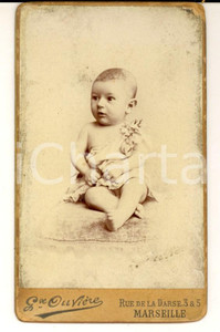Fotografia d epoca originale 1890 ca MARSEILLE F Bambina di pochi mesi in abito bianco Foto OUVIERE CDV 1