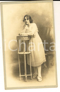Fotografia d epoca originale 1900 ca MARSEILLE Ritratto di donna in abito bianco Foto Gustave OUVIERE CDV 1