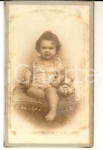 Fotografia d epoca originale 1890 ca MARSEILLE Ritratto di bambina in posa su cuscino Gustave OUVIERE CDV 1