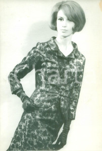 Fotografia d epoca originale 1965 ca PARIS MODA INVERNALE Modella con abito a motivi floreali Fotografia 1