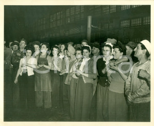 Fotografia d epoca originale 1945 PITTSBURGH USA ? Operaie all esterno di uno stabilimento Fotografia 1