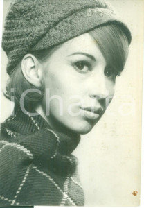Fotografia d epoca originale 1964 PARIS MODA INVERNALE Modella con berretto e sciarpa Foto 2 1