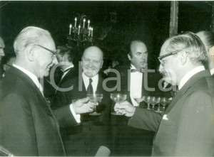 Fotografia d epoca originale 1971 WIEN Sindacalista Franz JONAS al termine degli incontri del SALT Foto 1