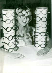 Fotografia d epoca originale 1972 LONDON Modella Priscilla TANNER presenta occhiali di Mary QUANT Fotografia 1