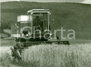 Fotografia d epoca originale 1970 ca FRANCE Mietitrebbia LAVERDA 3350 al lavoro nei campi Fotografia 1