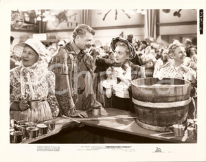 Fotografia d epoca originale 1949 CHICKEN EVERY SUNDAY Dan DAILEY e Celeste HOLM incontro al saloon Foto 1