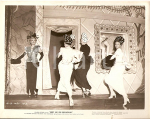 Fotografia d epoca originale 1946 MEET ME ON BROADWAY Marjorie REYNOLDS durante un musical Foto di scena 1