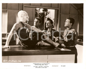 Fotografia d epoca originale 1957 OPERATION MAD BALL Jack LEMMON soccorre soldato mummificato Foto di scena 1