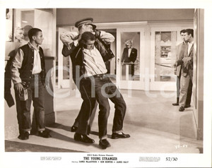 Fotografia d epoca originale 1957 YOUNG STRANGER James MACARTHUR cacciato dal cinema Foto di scena 1