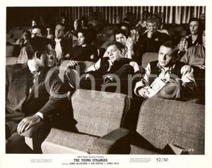 Fotografia d epoca originale 1957 YOUNG STRANGER James MACARTHUR disturba Eddie RYDER al cinema Foto di scena 1