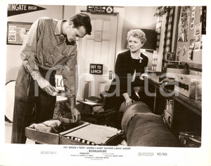 Fotografia d epoca originale 1957 BERNARDINE Dick SARGENT prepara valigia con Janet GAYNOR Foto di scena 1