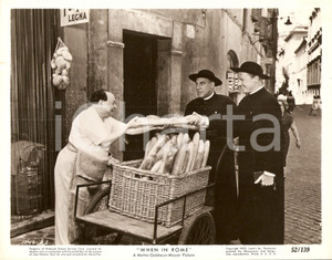 Fotografia d epoca originale 1952 WHEN IN ROME Paul DOUGLAS e Van JOHNSON comprano baguette Foto di scena 1