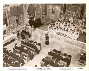 Fotografia d epoca originale 1952 WHEN IN ROME Sacerdoti e chierichetti in una scena del film Foto di scena 1