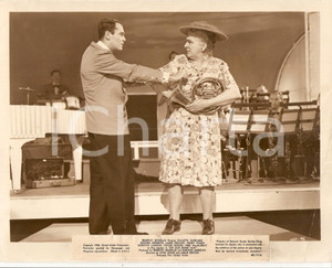 Fotografia d epoca originale 1948 ON OUR MERRY WAY Henry FONDA ruba corno ad anziana Foto di scena 1