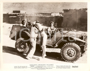 Fotografia d epoca originale 1955 OASIS MichÃ¨le MORGAN Cornell BORCHERS scendono da camionetta Foto di scena 1