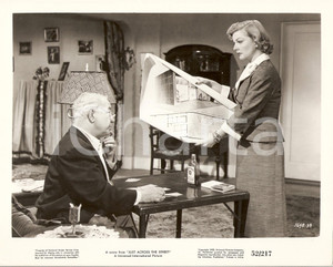Fotografia d epoca originale 1952 JUST ACROSS THE STREET Ann SHERIDAN mostra progetto a Cecil KELLAWAY Foto 1