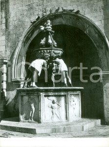 Fotografia d epoca originale 1960 ca DUBROVNIK CROAZIA Bambini alla Fontana di ONOFRIO Foto 18x24 1