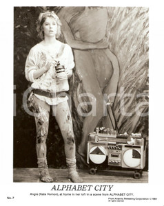 Fotografia d epoca originale 1984 ALPHABET CITY Kate VERNON Portrait with boombox and mural painting Foto 1