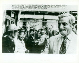 Fotografia d epoca originale 1979 BEIJING CHINA Vicepresidente Walter MONDALE saluta folla di cinesi Foto 1
