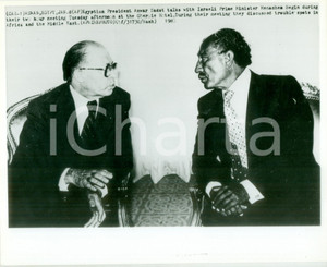 Fotografia d epoca originale 1979 ASWAN EGITTO Anwar SADAT a colloquio con Menachem BEGIN Fotografia 1