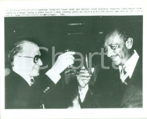 Fotografia d epoca originale 1979 ASWAN EGITTO Anwar SADAT brinda con Menachem BEGIN Fotografia 1