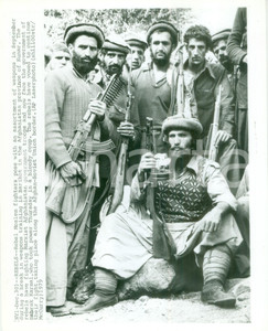 Fotografia d epoca originale 1979 BARIKOT PAKISTAN Guerriglieri ribelli MUSLIM in armi Fotografia 1