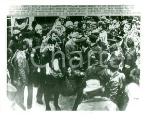 Fotografia d epoca originale 1979 SAINT JOHN S CANADA Attivista di GREENPEACE trascinata da polizia Foto 1