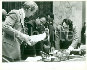 Fotografia d epoca originale 1979 NEW YORK USA Donald McHENRY William VANDEN HEUVEL Khwaja KAISER Foto 1