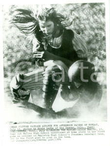 Fotografia d epoca originale 1976 DENVER USA BASEBALL Alice MAHLER su avversario MULLEN HIGH SCHOOL Foto 1