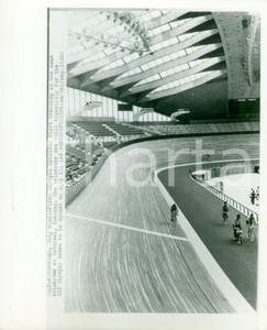Fotografia d epoca originale 1976 MONTREAL CANADA Ciclisti olimpionici si allenano al velodromo Fotografia 1