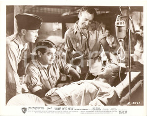 Fotografia d epoca originale 1955 JUMP INTO HELL Jacques SERNAS Kurt KASZNAR Ospedale di campo Foto 1