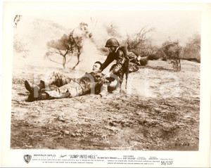 Fotografia d epoca originale 1955 JUMP INTO HELL Soldato salva ferito di guerra Regia di David BUTLER Foto 1