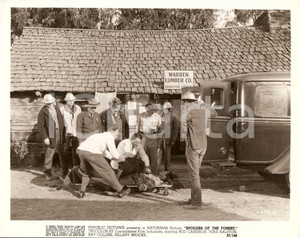 Fotografia d epoca originale 1957 SPOILERS OF THE FOREST Ambulanza alla WARREN LUMBER Regia Joseph KANE Foto 1