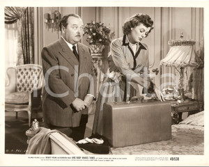 Fotografia d epoca originale 1949 AND BABY MAKES THREE Lloyd CORRIGAN Barbara HALE prepara valigia Foto 1
