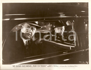 Fotografia d epoca originale 1942 BORN FOR TROUBLE Van JOHNSON armato durante un pedinamento Foto 25 x 20 cm 1