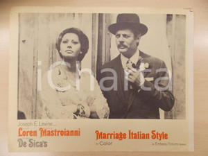 Oggetto da collezione cartaceo 1964 MATRIMONIO ALL ITALIANA Marcello MASTROIANNI Sophia LOREN Lobby Card 35x28 1
