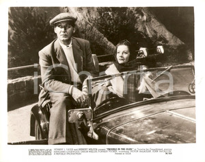 Fotografia d epoca originale 1954 TROUBLE IN THE GLEN Forrest TUCKER Margaret LOCKWOOD su auto d epoca Foto 1
