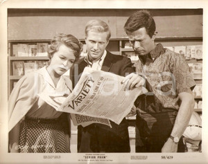 Fotografia d epoca originale 1958 SENIOR PROM Jill COREY James KOMACK leggono VARIETY David LOWELL RICH Foto 1