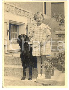 Fotografia d epoca originale 1960 ca FRANCIA COSTUMI Ritratto di bambina con il cane Foto VINTAGE 18x24 1