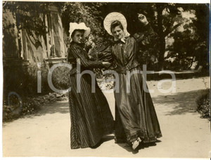 Fotografia d epoca originale 1950 ca FRANCE Coppia di donne in costume tradizionale Foto VINTAGE 24x18 1