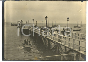 Fotografia d epoca originale 1910 ca PROVENCE ? Veduta di un molo con bambini in barca Foto VINTAGE 18x13 1