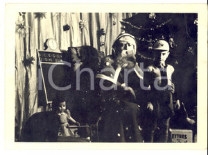 Fotografia d epoca originale 1960 ca FRANCE COSTUMI Babbo Natale visita un bambino Foto VINTAGE 24x18 cm 1